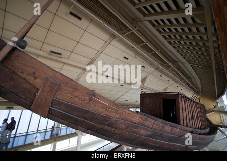 Il Khufu solare nave chiatta Museum di Giza in Egitto. Foto Stock