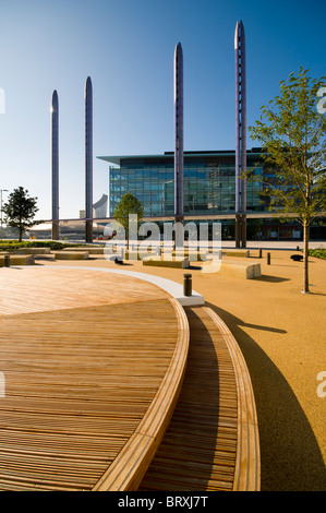 MediaCityUK (BBC Quay House), posti a sedere e le colonne di illuminazione da 'La fase " area della piazza. Salford Quays, Manchester, Regno Unito. Foto Stock