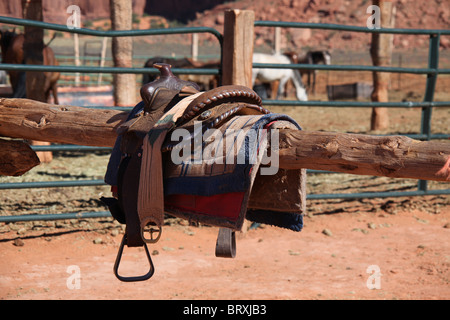 Western sella e cavalli a John Ford Point nella Monument Valley, Arizona e Utah, Stati Uniti, 15 giugno 2010 Foto Stock