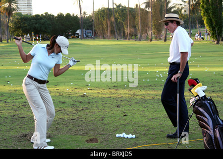 Quindicenne Michelle Wie è ricevere istruzioni dal coach David Ledbetter prima del PGA 2005 Sony Open alle Hawaii. Foto Stock