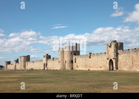 Mura e Fortificazioni intorno alla città di Aigues Mortes Foto Stock