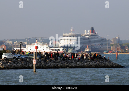 Gli spettatori si riuniscono a Hythe Marina a guardare la Cunard è di nuovo la regina Elisabetta crociera con partenza Southampton il viaggio inaugurale Foto Stock