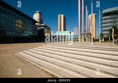 Le colonne di illuminazione a 'la fase " area della piazza di MediaCityUK, Salford Quays, Manchester, Regno Unito. BBC Quay casa a sinistra. Foto Stock