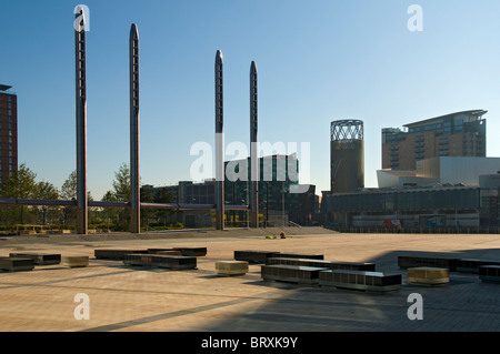 Le colonne di illuminazione e posti a sedere presso "La fase " area di piazza a MediaCityUK, Salford Quays, Manchester, Regno Unito. Foto Stock