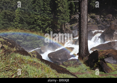 Rainbow su Merced River sotto primaverile cade nel Parco Nazionale di Yosemite Foto Stock