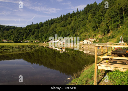 Il fiume Wye serpeggianti il suo modo attraverso il villaggio di Tintern Monmouthshire Foto Stock