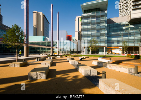 Posti a sedere e le colonne di illuminazione a 'la fase " area di piazza a MediaCityUK, Salford Quays, Manchester, Regno Unito Foto Stock