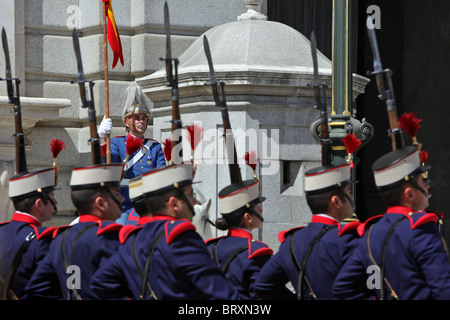 Cambio della guardia di fronte al Palazzo Reale (Palacio Real), Calle Bailén, Madrid, Spagna Foto Stock