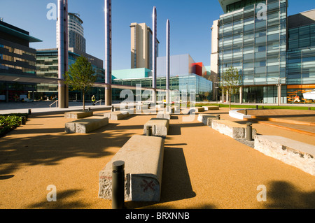 Posti a sedere e le colonne di illuminazione a 'la fase " area di piazza a MediaCityUK, Salford Quays, Manchester, Regno Unito Foto Stock