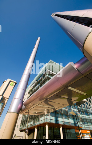 Le colonne di illuminazione con baldacchino a 'la fase " area della piazza, MediaCityUK, Salford, Manchester, UK. Obiettivo grandangolare. Foto Stock