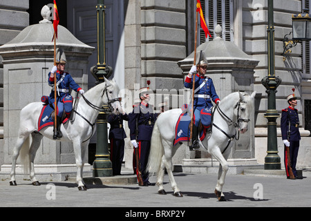 Cambio della guardia di fronte al Palazzo Reale (Palacio Real), Calle Bailén, Madrid, Spagna Foto Stock