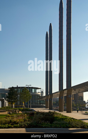 Le colonne di illuminazione con baldacchino a 'la fase " area della piazza, MediaCityUK, Salford, Manchester, UK. Lowry Arts Center dietro. Foto Stock