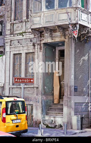 Scena di strada dal Karatas area di Izmir, in Turchia. Il segno di punti al Asansor che si trova a Dario Moreno street. Foto Stock