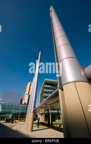 Le colonne di illuminazione con baldacchino a 'la fase " area della piazza, MediaCityUK, Salford, Manchester, UK. Obiettivo grandangolare. Foto Stock