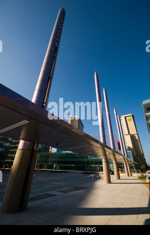 Le colonne di illuminazione con baldacchino a 'la fase " area della piazza, MediaCityUK, Salford, Manchester, UK. Obiettivo grandangolare. Foto Stock