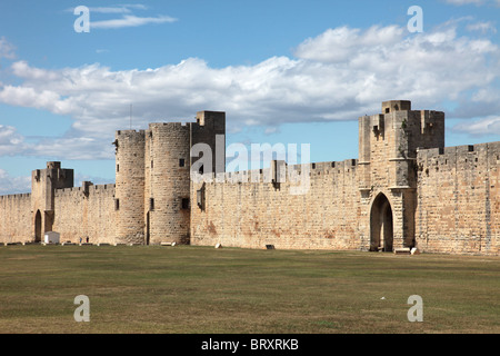 Mura e Fortificazioni intorno alla città di Aigues Mortes Foto Stock