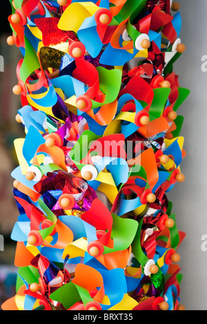 Luminoso multicolore pinwheels giocattolo in un negozio. colpo verticale Foto Stock