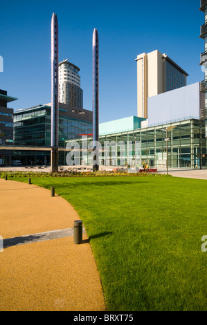 MediaCityUK edifici e le colonne di illuminazione da 'Verde' area della piazza. Salford Quays, Manchester, Regno Unito. Foto Stock