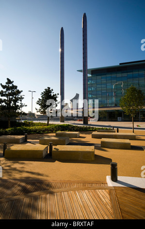 MediaCityUK (BBC Quay House), posti a sedere e le colonne di illuminazione da 'La fase " area della piazza. Salford Quays, Manchester, Regno Unito. Foto Stock