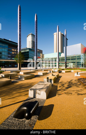 MediaCityUK edifici, posti a sedere e le colonne di illuminazione a 'la fase " area della piazza. Salford Quays, Manchester, Regno Unito. Foto Stock