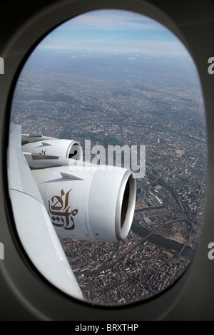 I motori a getto e ala di un Airbus A380 appartenente alla compagnia aerea Emirates su una Parigi-DUBAI VOLO, Parigi, Francia Foto Stock