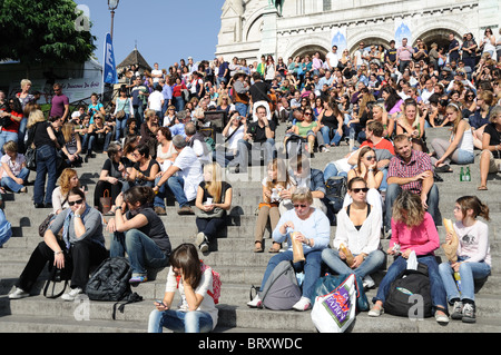 La gente seduta sui gradini a Montmartre, Paris, Francia. Foto Stock