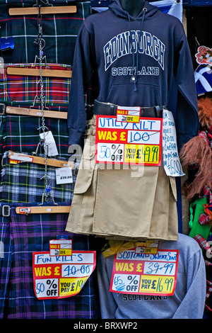 Un tipico negozio di articoli da regalo su Edinburghs' Royal Mile che offrono souvenir e tat tartan per i visitatori da portare a casa. Foto Stock