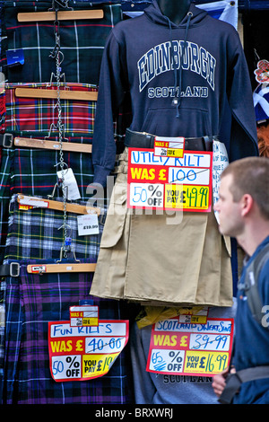 Un tipico negozio di articoli da regalo su Edinburghs' Royal Mile che offrono souvenir e tat tartan per i visitatori da portare a casa. Foto Stock