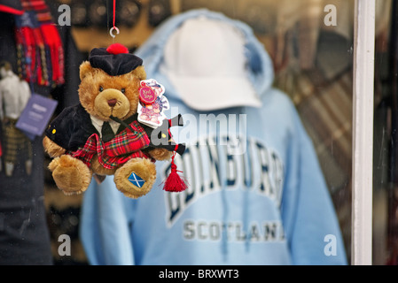 Un tipico negozio di articoli da regalo su Edinburghs' Royal Mile che offrono souvenir e tat tartan per i visitatori da portare a casa. Foto Stock