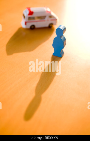 Figura in legno e ambulanza Foto Stock