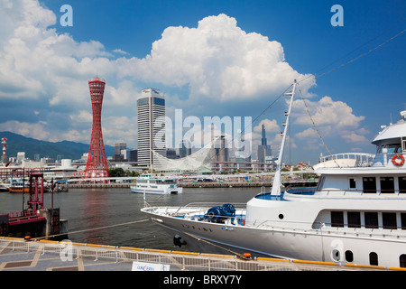 La torre di porto e il Porto Terra, la città di Kobe, nella prefettura di Hyogo, Honshu, Giappone Foto Stock