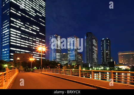 Edifici per uffici di notte, nella prefettura di Osaka, Honshu, Giappone Foto Stock