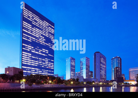 Edifici per uffici e il fiume di notte, nella prefettura di Osaka, Honshu, Giappone Foto Stock