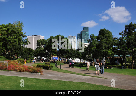 La gente camminare nel parco Foto Stock