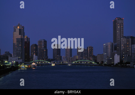 Skyline e Sumida River di notte, Prefettura di Tokyo, Honshu, Giappone Foto Stock