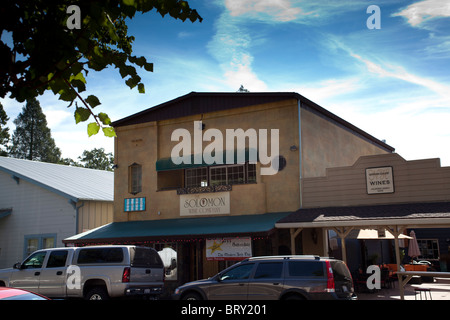 Una scena da Murphys California vecchio tempo downtown area dello shopping con ristoranti e degustazione di vino e alloggio disponibile Foto Stock