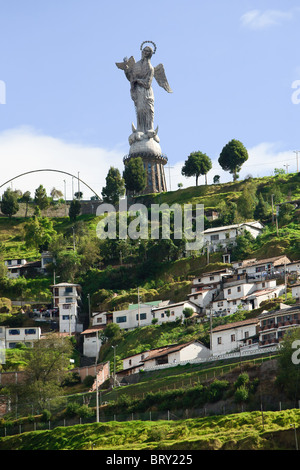Monumento di La Virgin De Panecillo situata nelle colline di Quito in Ecuador Foto Stock