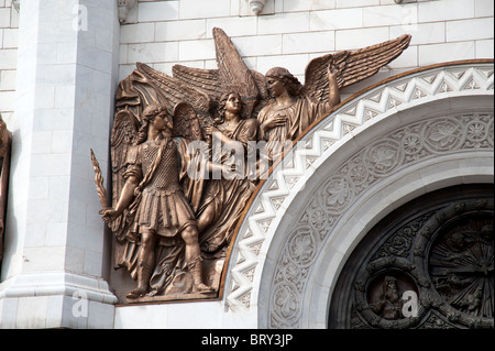 Sculture di santi a porte di ingresso della Cattedrale di Cristo Salvatore (Khram Khrista Spasitelya) di Mosca, Russia. Foto Stock