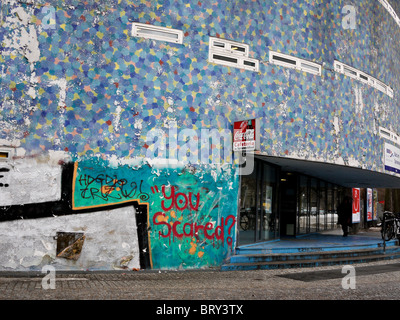 Minacciando di Graffiti su shopping center parete Wiener Strasse Berlino Kreuzberg Feb 2010 Foto Stock