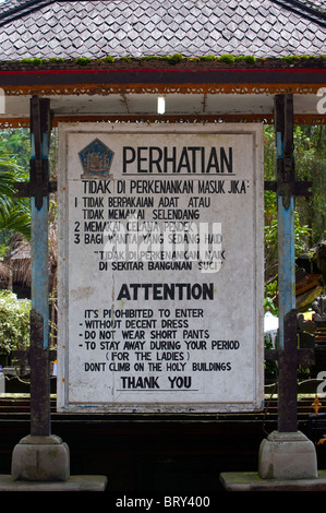 La balneazione in acque sante a Tirta Empul Temple, Tampak Siring Village, Bali, Indonesia Foto Stock