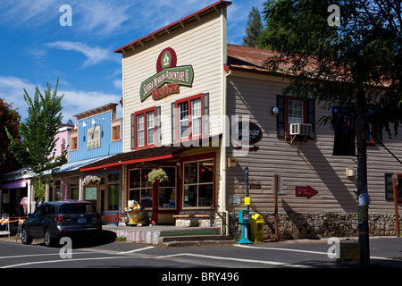 Una scena da Murphys California vecchio tempo downtown area dello shopping con ristoranti e degustazione di vino e alloggio disponibile Foto Stock