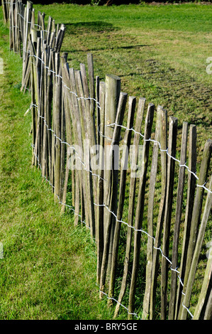 Picchetti di legno rustico di recinzione look tradizionale cercando sento giardino campo agricolo agricoltura Foto Stock