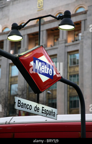 BANCO DE ESPANA STAZIONE DELLA METROPOLITANA USCIRE, calla Alcala, Madrid, Spagna Foto Stock