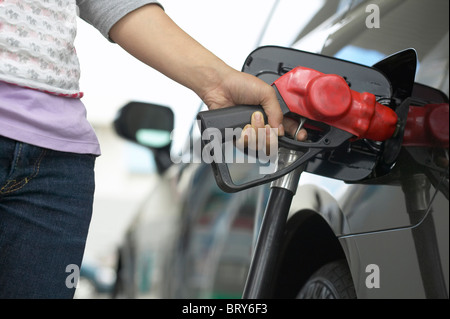 Donna auto di riempimento nella stazione di gas close up Foto Stock