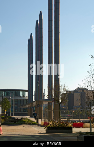 Le colonne di illuminazione con baldacchino a 'la fase " area della piazza, MediaCityUK, Salford, Manchester, UK. Lowry Arts Center dietro. Foto Stock