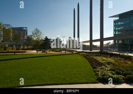 Le colonne di illuminazione con baldacchino a 'la fase " area della piazza, MediaCityUK, Salford, Manchester, UK. Foto Stock