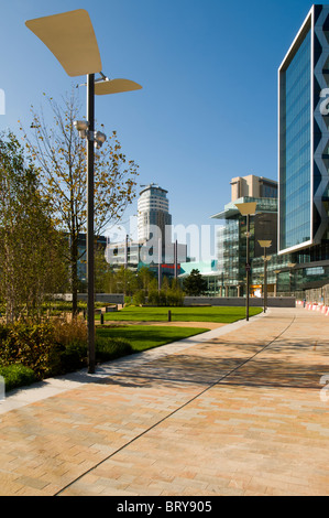 La zona verde della piazza a MediaCityUK, Salford Quays, Manchester, Regno Unito Foto Stock