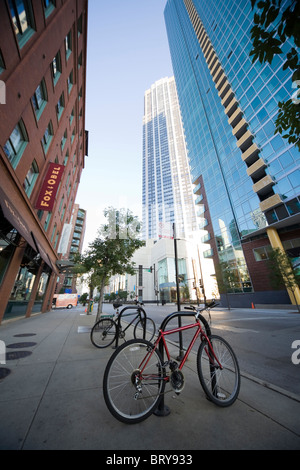 Biciclette parcheggiate in Chicago Illinois USA Foto Stock