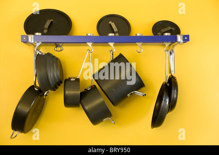 Cucina rack da parete per appendere le pentole, padelle, grembiuli e altri  utensili per una efficiente organizzazione, storage e decorazioni Foto  stock - Alamy