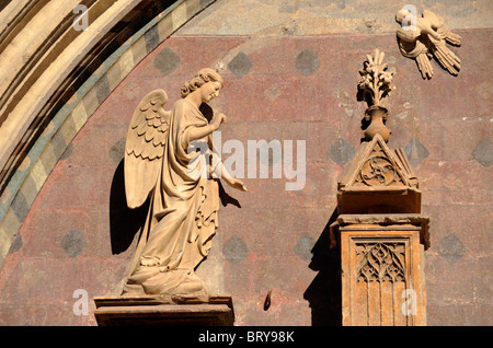 Francia, Provenza, Avignone, chiesa di Saint Agricol, facciata da vicino Foto Stock